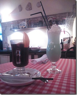 горячий глитвейн и молочный коктейль в "Мама Рома"